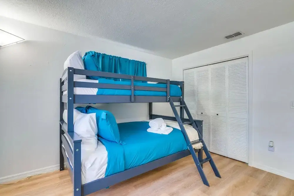 Home w/ Screened Porch, Near Weeki Wachee Springs!