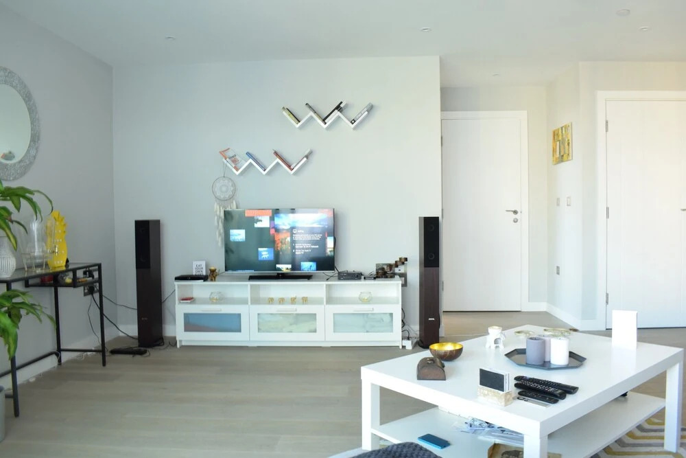 Modern Highrise 1 Bedroom Flat With Balcony