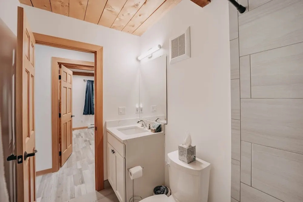 48sl - Hot Tub - Pets Ok - Wifi - Wood Stove - Sleeps 5 3 Bedroom Home by Redawning