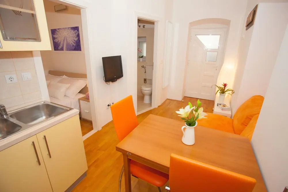 Summer Lounge Apartments