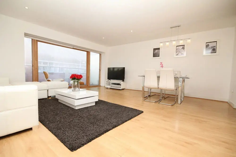 Grand Canal Quay Sleeps 8