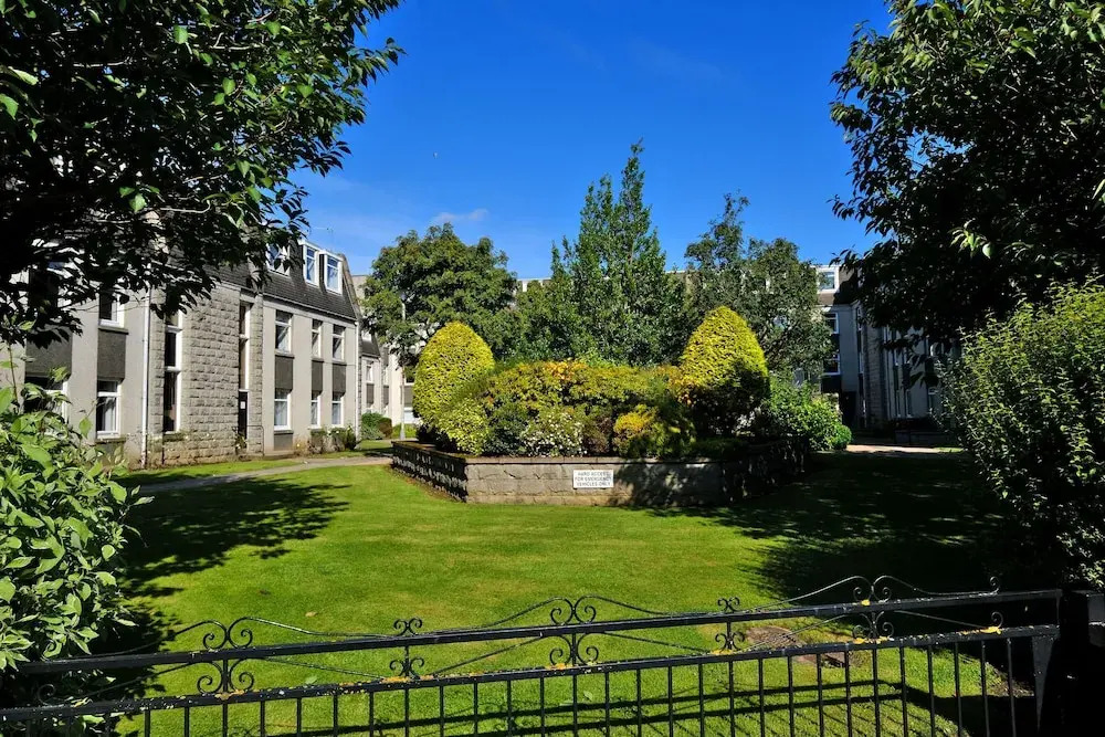 Home from Home Aberdeen-Spacious West End Apartment-Free Parking-Near ARI & City Centre