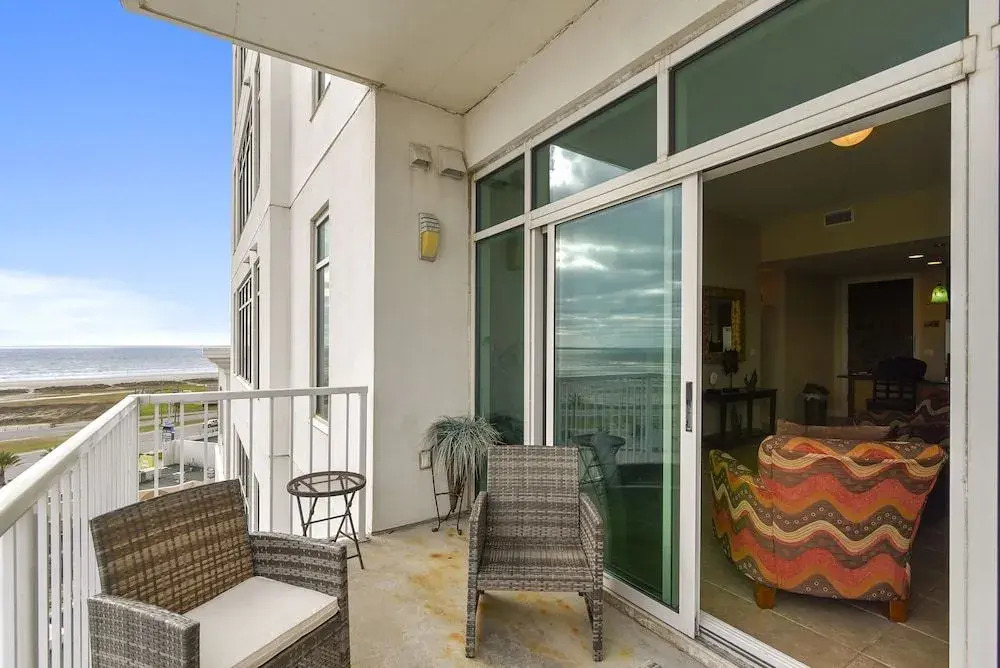 Emerald 707 2 Br condo by RedAwning