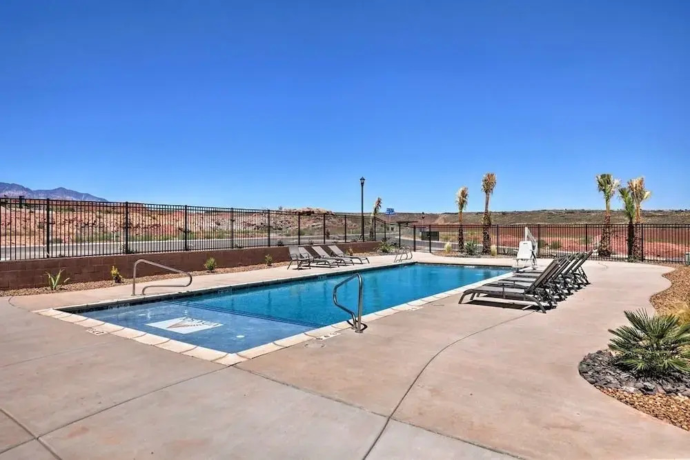 Luxurious End Unit W/ Pool, Hot Tub & Firepit 3 Bedroom Condo