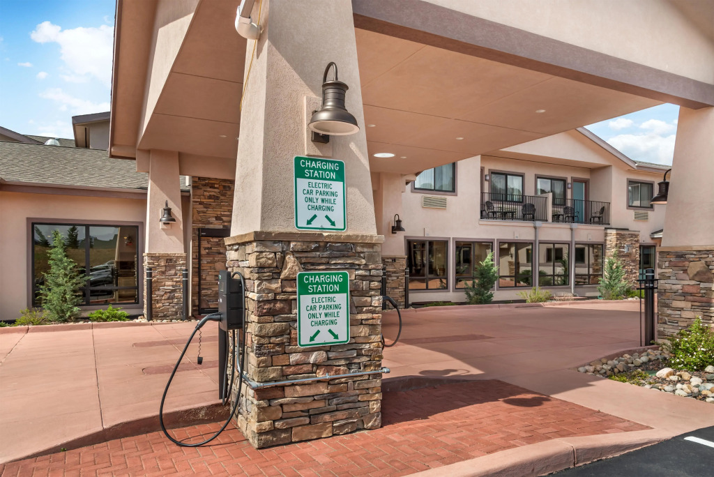Best Western Plus Silver Saddle Inn