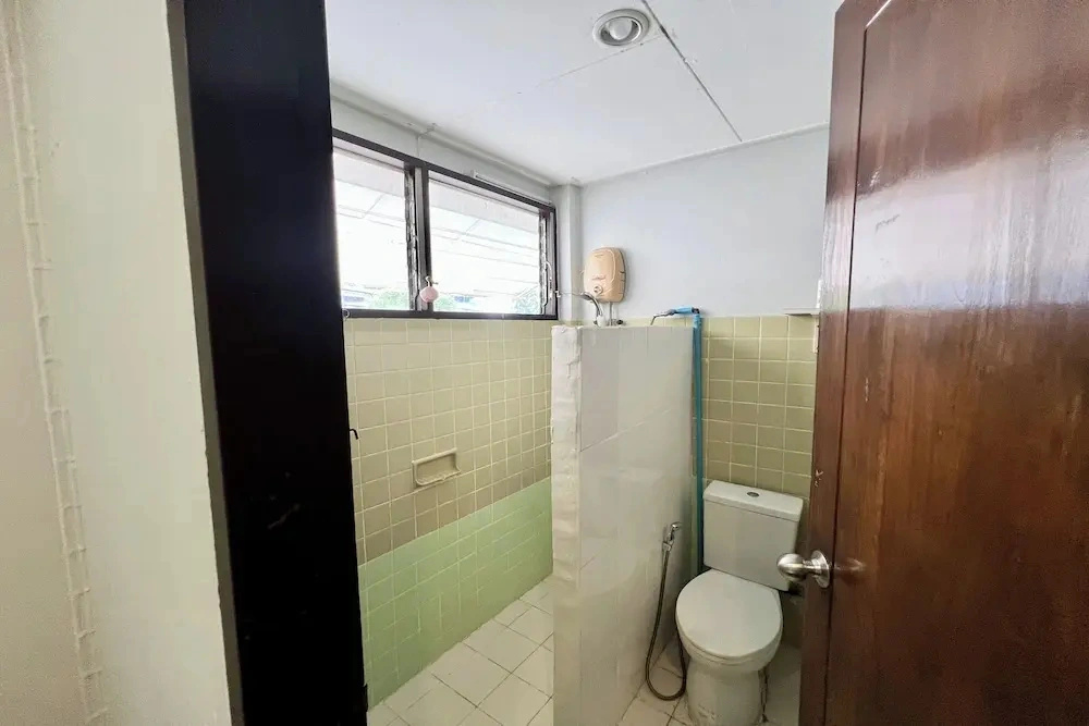 Orchid Hostel Near Bumrungrad hospital and Nana Market