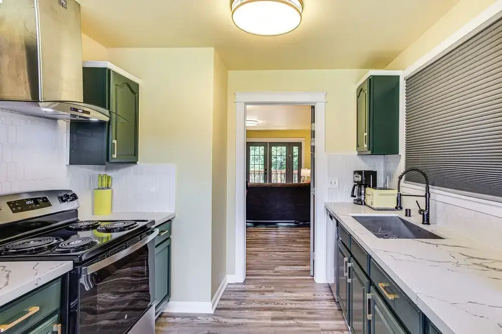2 Mi to Dtwn Tacoma: Charming Home w/ Deck & Yard!
