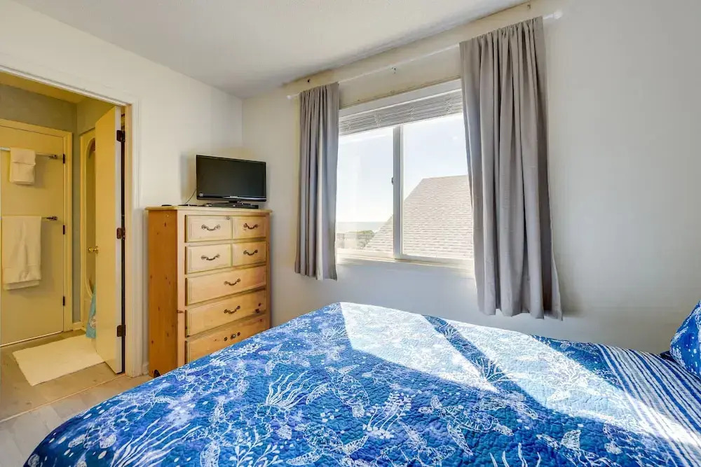 Ocean-view Condo: Walk to Windy Hill Beach!