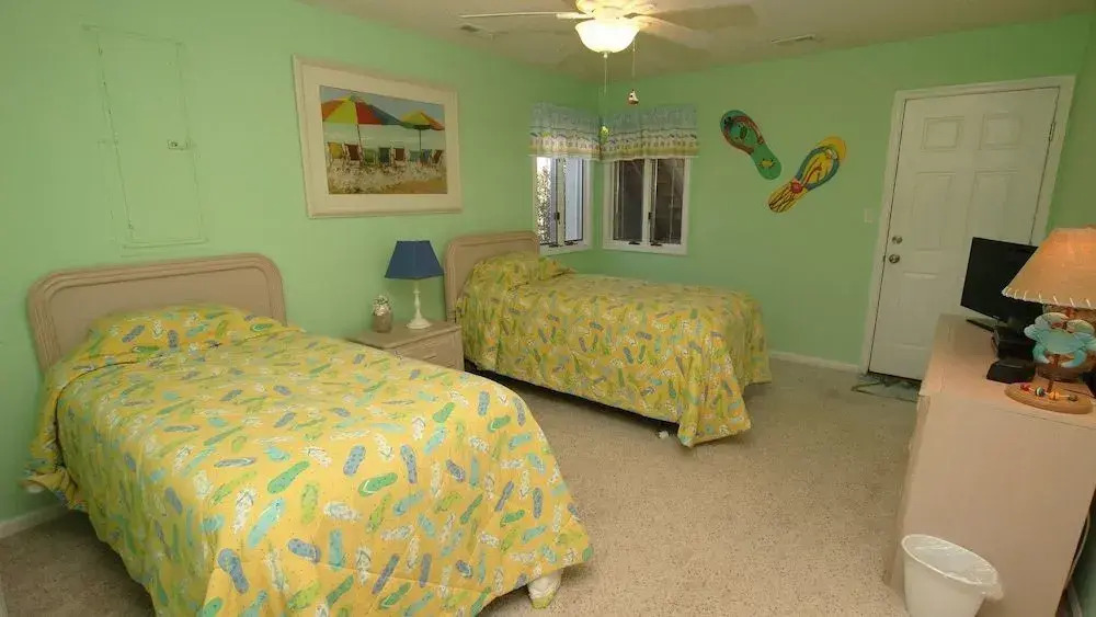 No Worries - 4 Br home by RedAwning