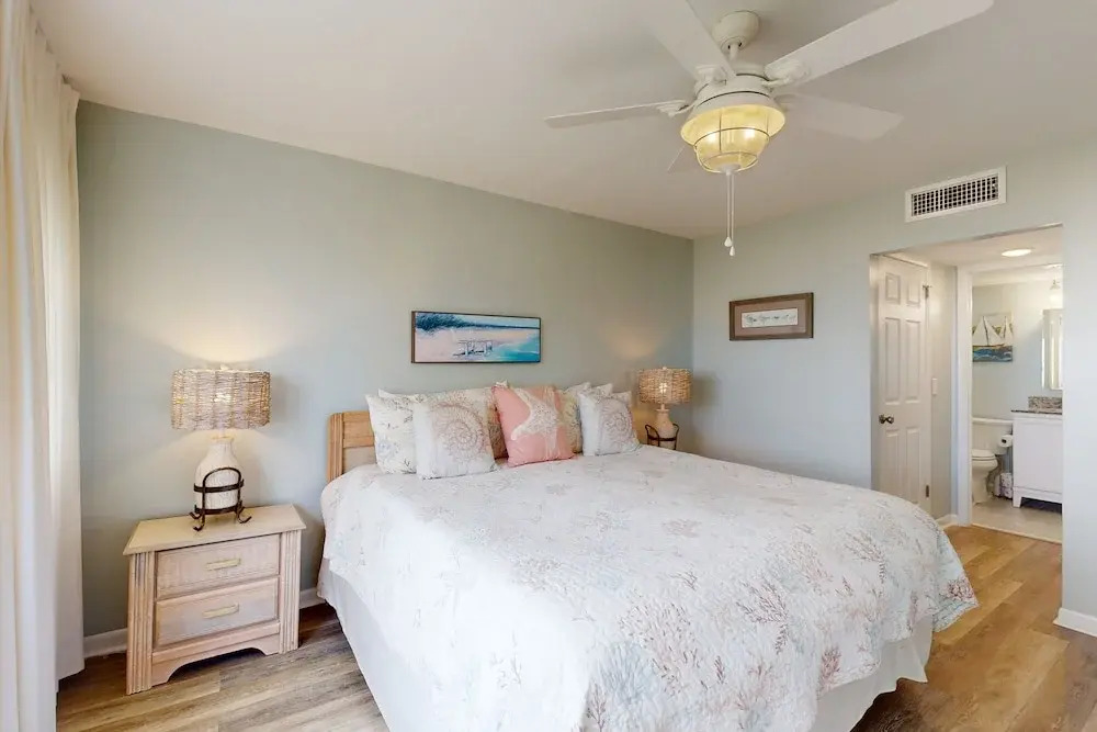 Oceanfront Corner Condo With Sunrise-view Balcony, Pool & 1-minute Walk to Beach