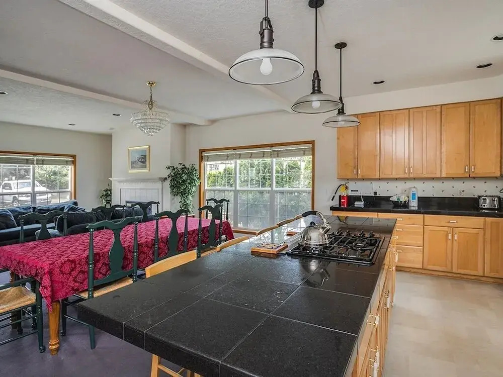 Gateway Inn 6 Bedroom Home