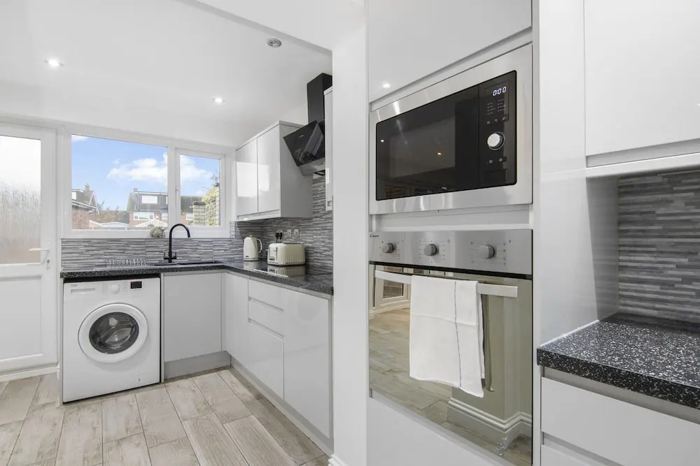 3 Bed House - Sleeps 5 - Garden - Parking