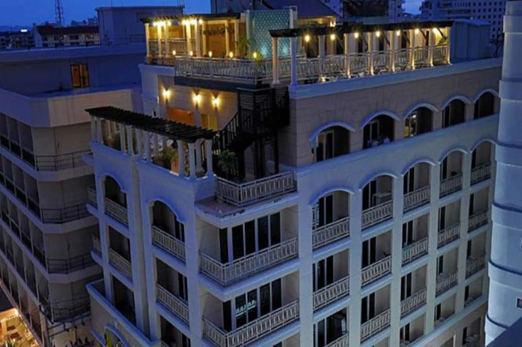 Whitehouse Condotel