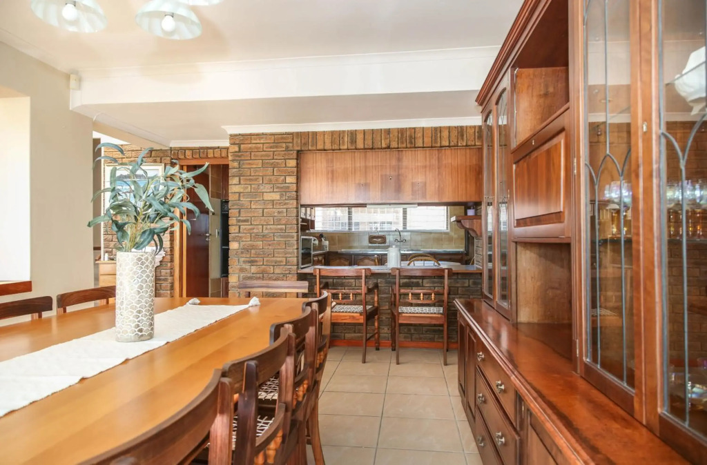 5 bedroom Traditional Fishermans old Gem w panoramic views, Bloubergstrand, Cape Town