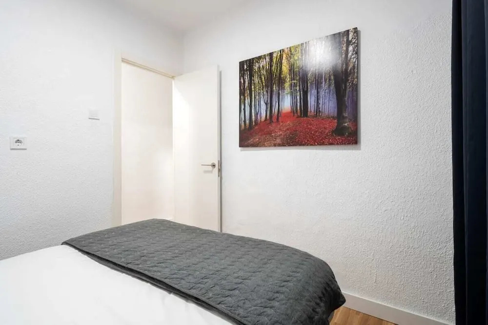 Design 2 Bedroom Flat Next to Pubilla Cases Metro