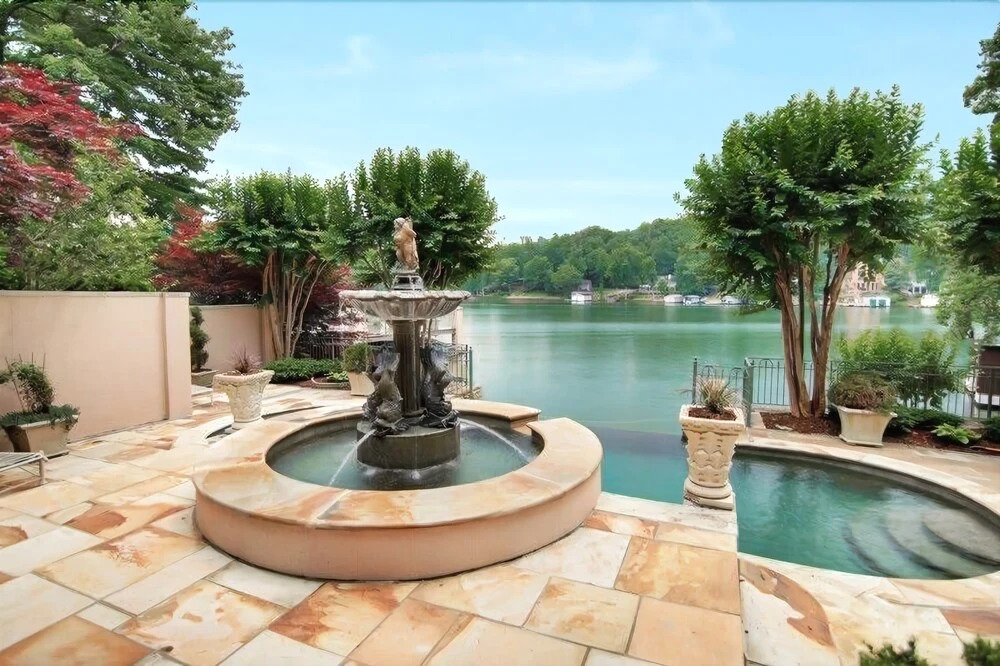 Magnificant & Private Lakefront 5 Bedroom Home
