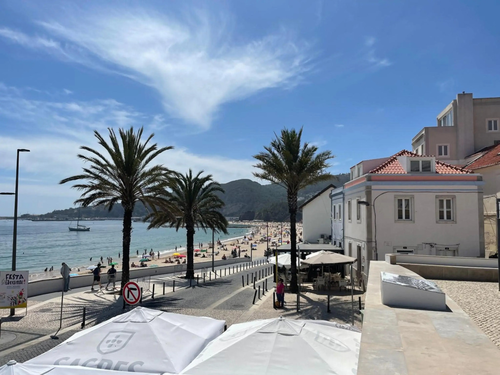 Lovely 2 bedroom with a pool in front of the beach