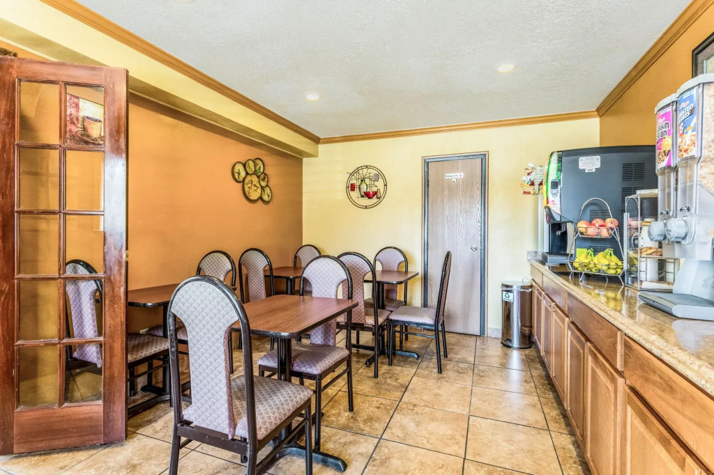 Econo Lodge Inn & Suites Albuquerque East I-40 Eubank Exit