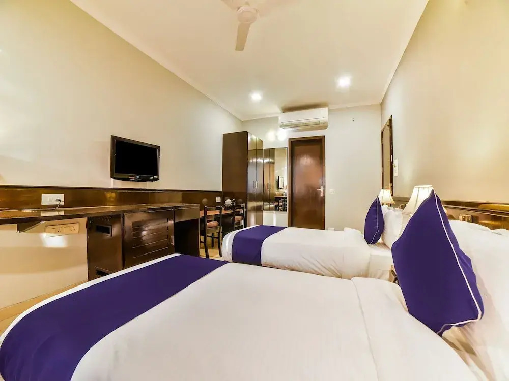 OYO Flagship 27068 The Sapphire Comfort Hotel