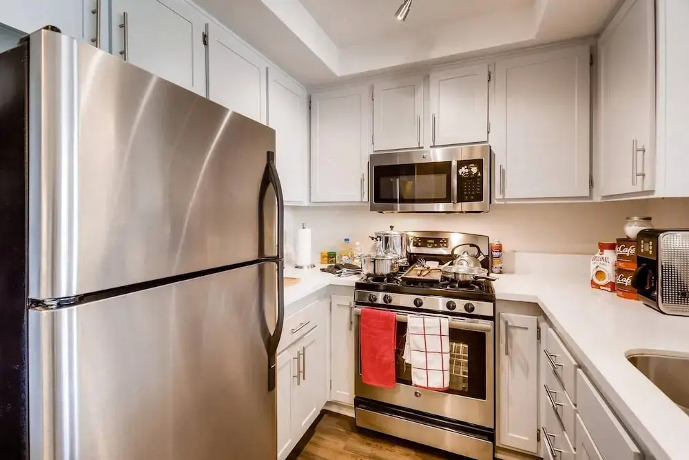 Gorgeous LA LA Land Beverly Hills 2BR - Fast Wifi - Free Parking! (BW2)