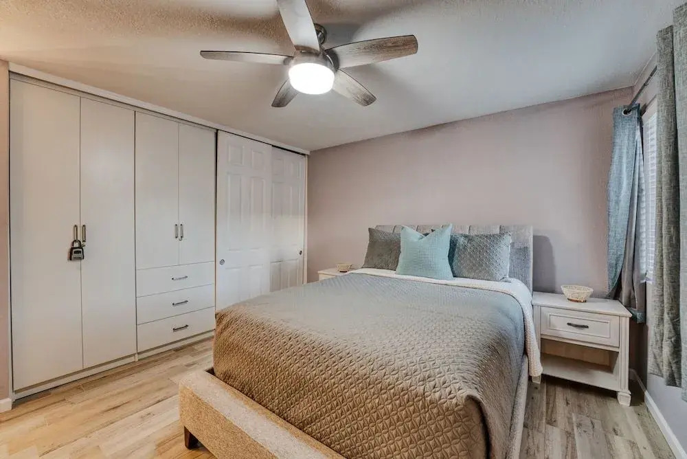 2BR Sleeps 6 Pool BBQ Gym Hot Tub & Bar Hopping!