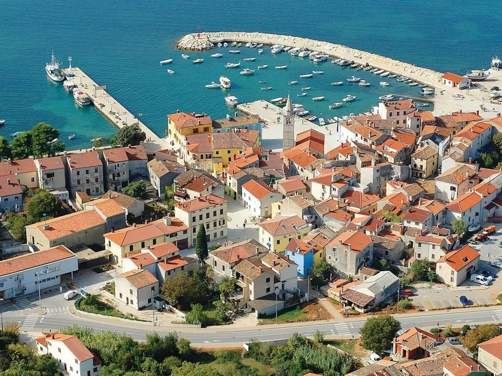 Comfortable Family Apartment Near the sea With Airconditioning, Wifi, and Parking