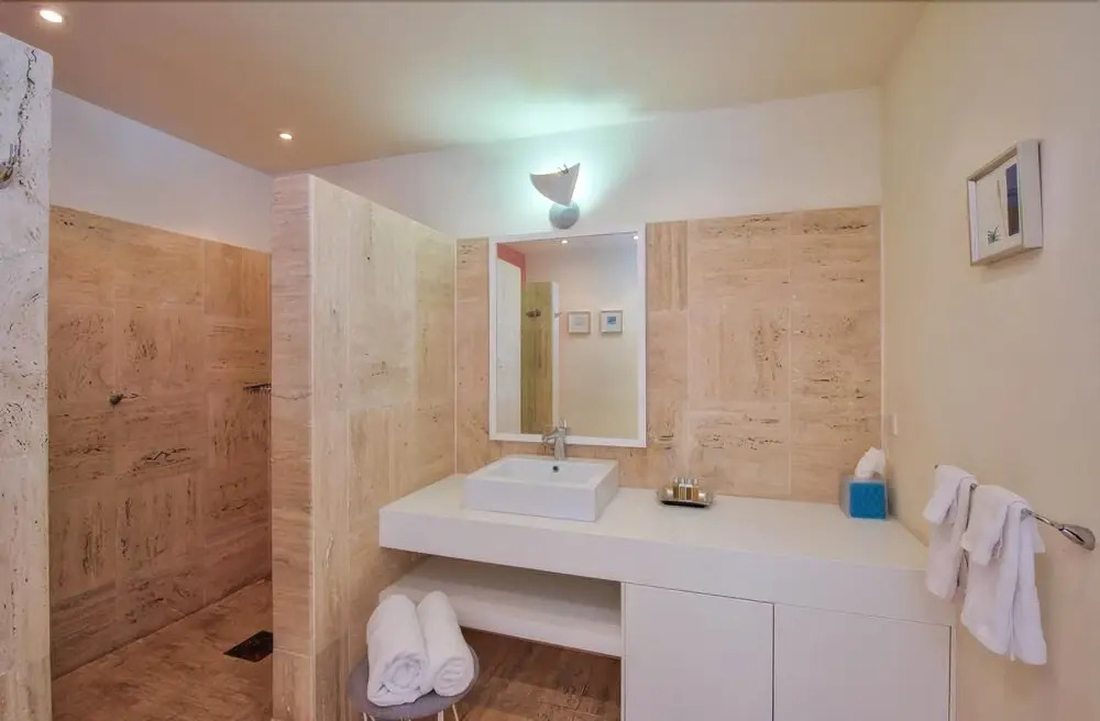 Exclusive Location, Heated Pool, Walk to the Beach, AC, Free Wifi, Concierge Services