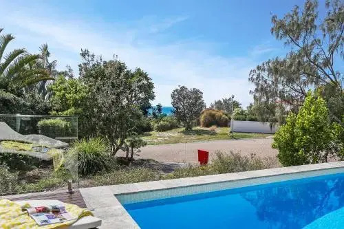 Barefoot Bungalow - Castaways Beach
