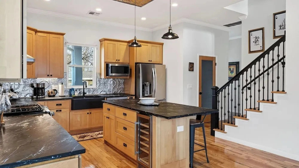 Chestnut Ember by Avantstay Indoor-outdoor Living + Firepit + Balcony + Near Downtown Austin Hotspots