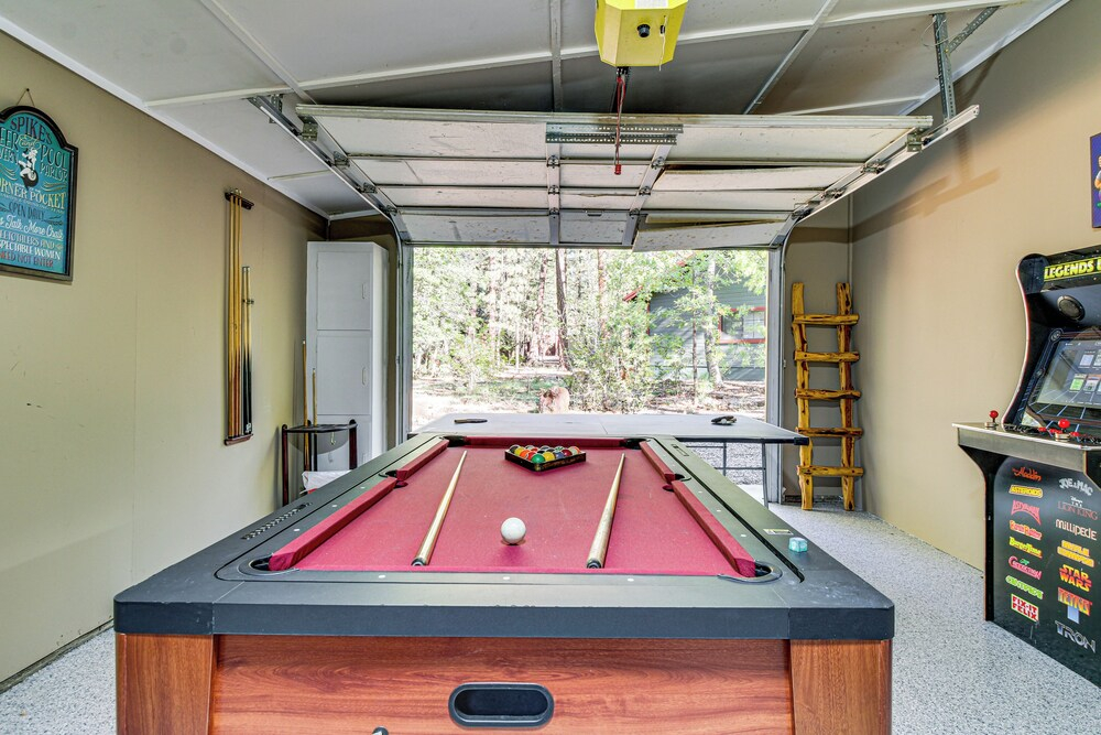 Game Room + Fireplace! Family Retreat in Pinetop