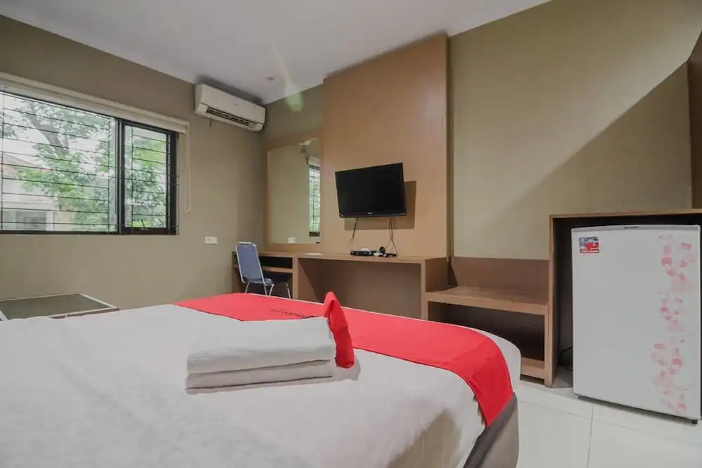 RedDoorz Plus near Lippo Cikarang Mall