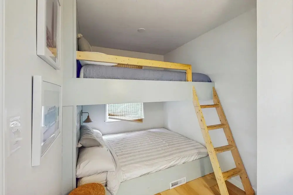 Steps to Sea & Sand! Top-floor Surf City Retreat