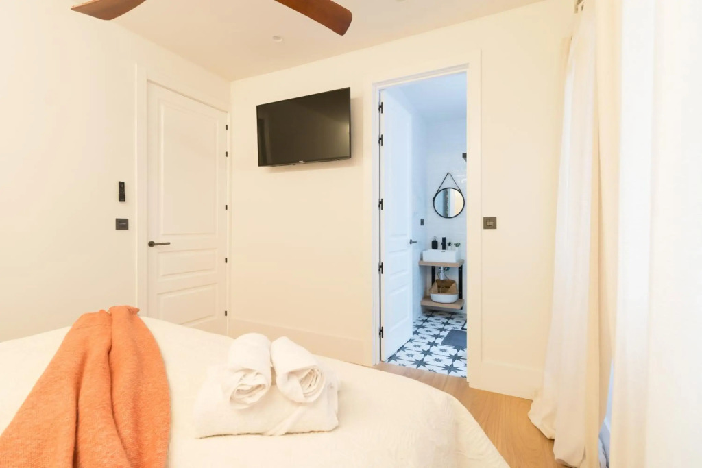 Amplio y moderno apartamento con tarima refrescante by Staynnapartments
