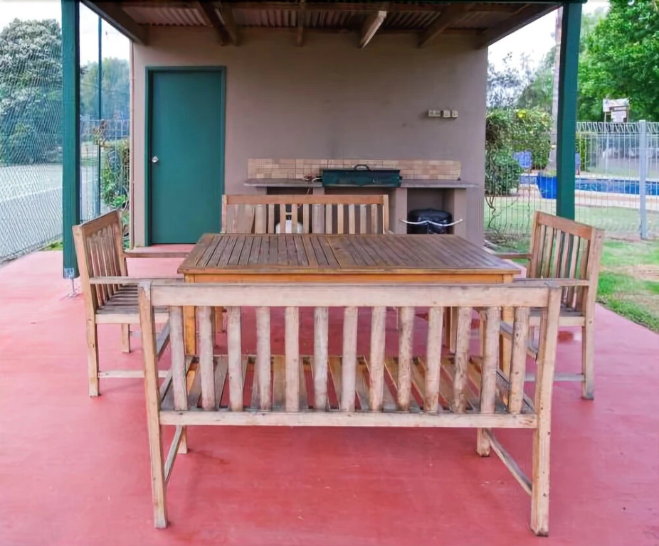 Hive Hotel, Moruya