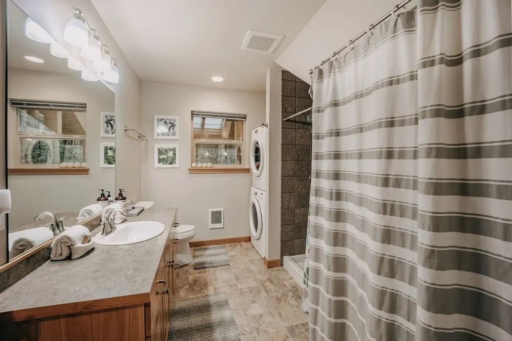 52gs - Hot Tub - Wifi - Pets Ok - Wood Stove - Sleeps 6 2 Bedroom Home by RedAwning
