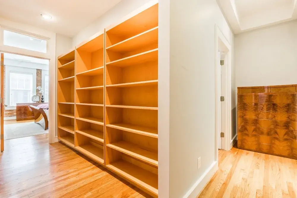 Red Door Apartment ~ 3-king Beds ~ Center Of D-twn