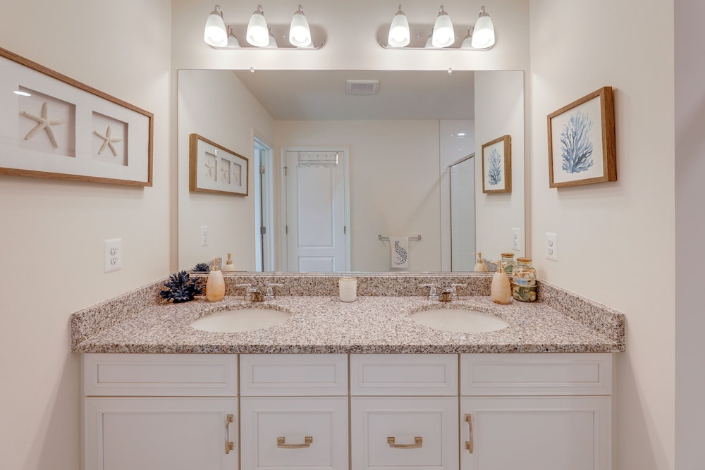 5 Mi to Bethany Beach: Modern Gem w/ Pool Access!