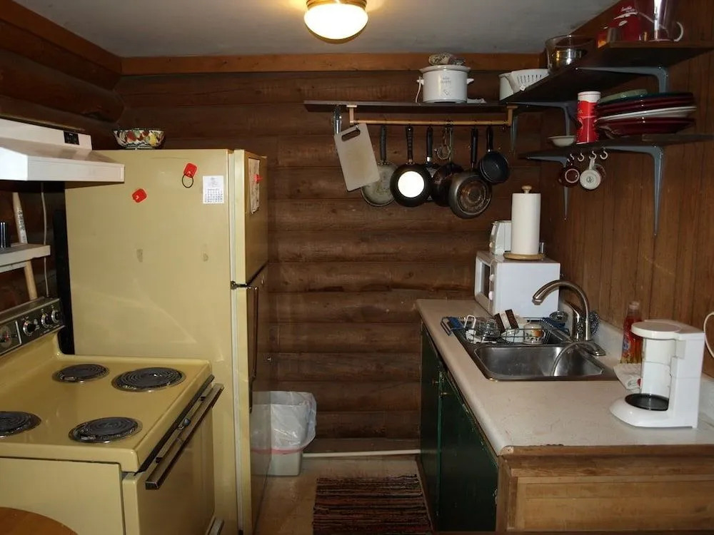 Brown Bear Saloon & Motel
