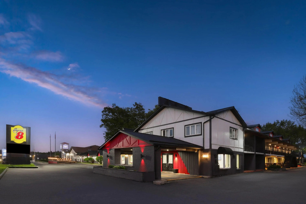 Super 8 by Wyndham Gananoque - Country Squire Resort