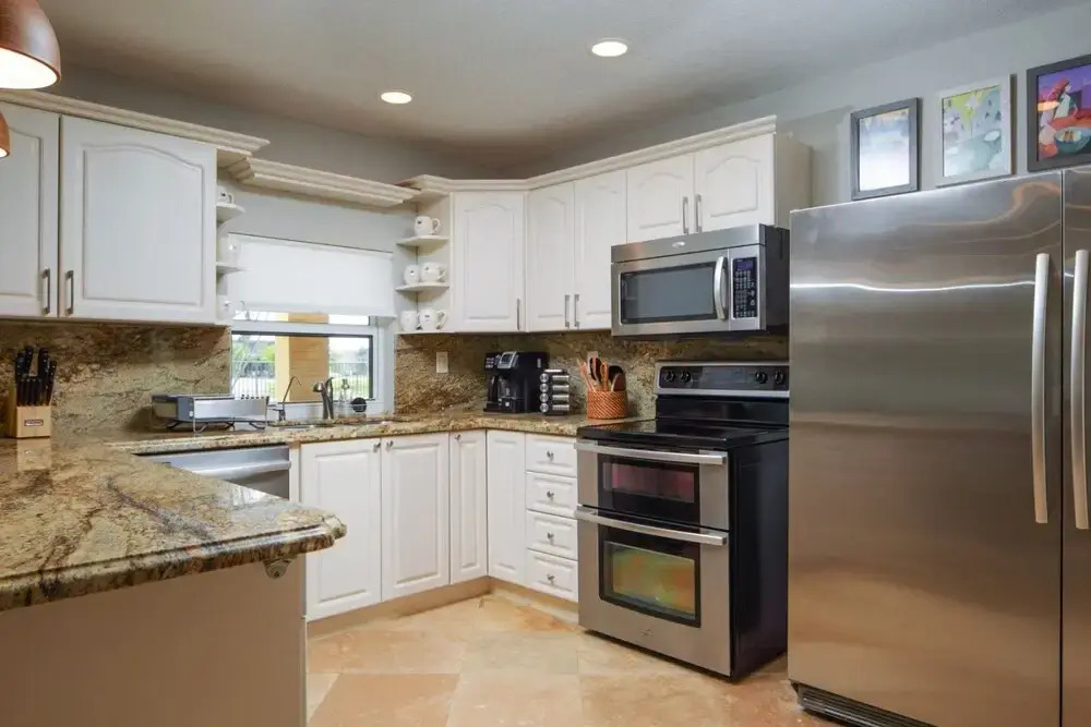 Golfview - Short Term Rental Certified by Weston. Private & Sanitized, Perfect for Social Distancing & Working From Home. Self Check-in. Private Pool, Pet Friendly. Super-host Support