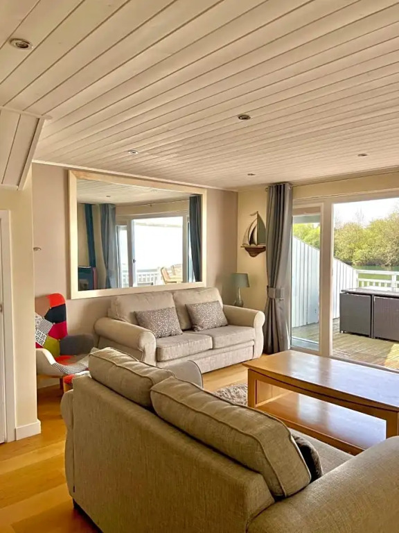 Pet-Friendly Waterside Lodge - Cotswold Water Park