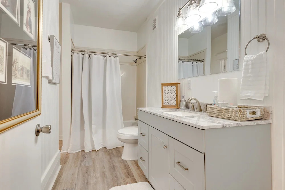 Lovely Mobile Home w/ Smart TV: 2 Mi to Downtown!