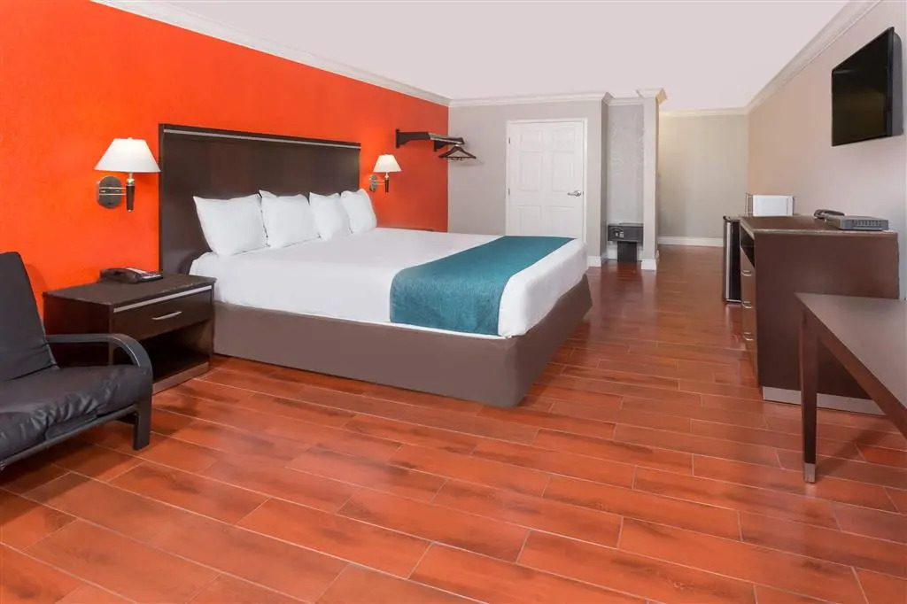Howard Johnson by Wyndham Orange Hotel & Suites