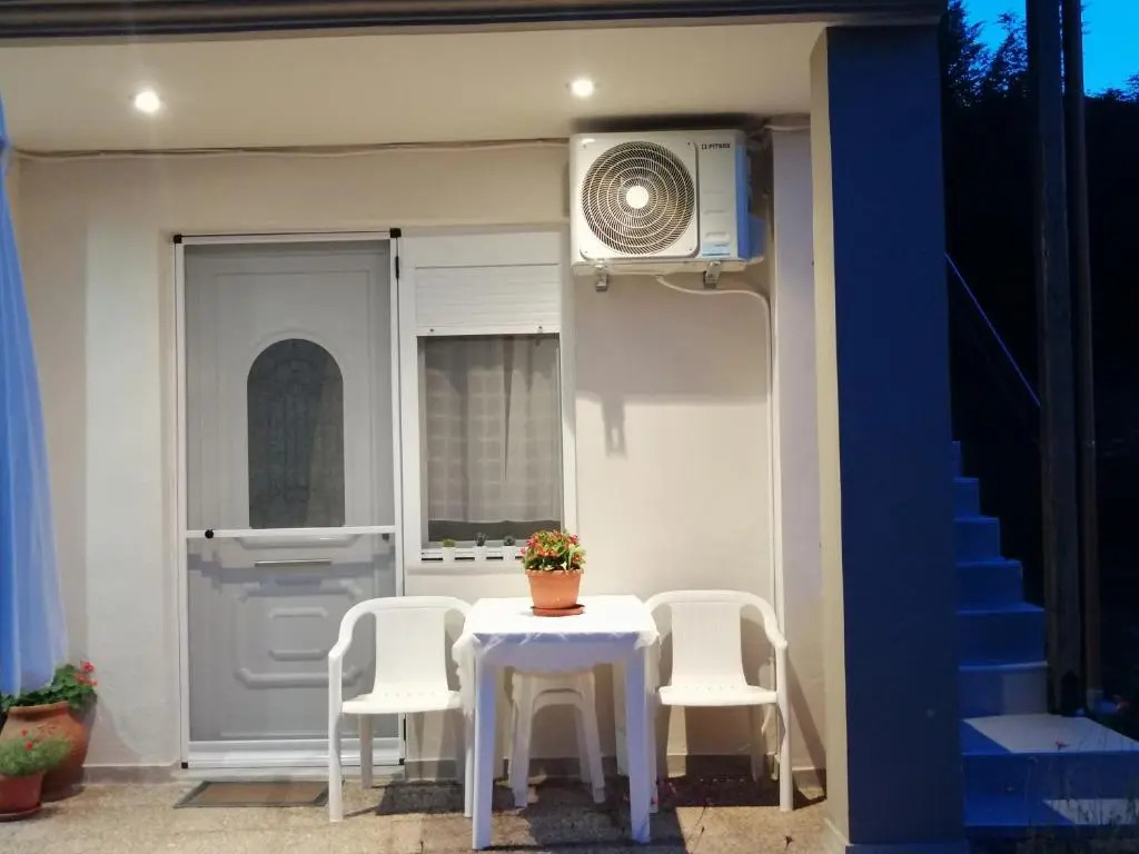 Marinas Apartments - White & Stone Apartment