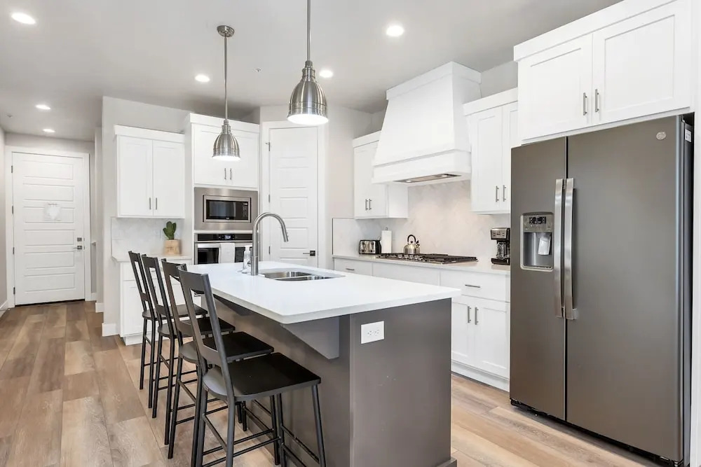 Family Fun Getaway #2333 5 Bedroom Townhouse by RedAwning