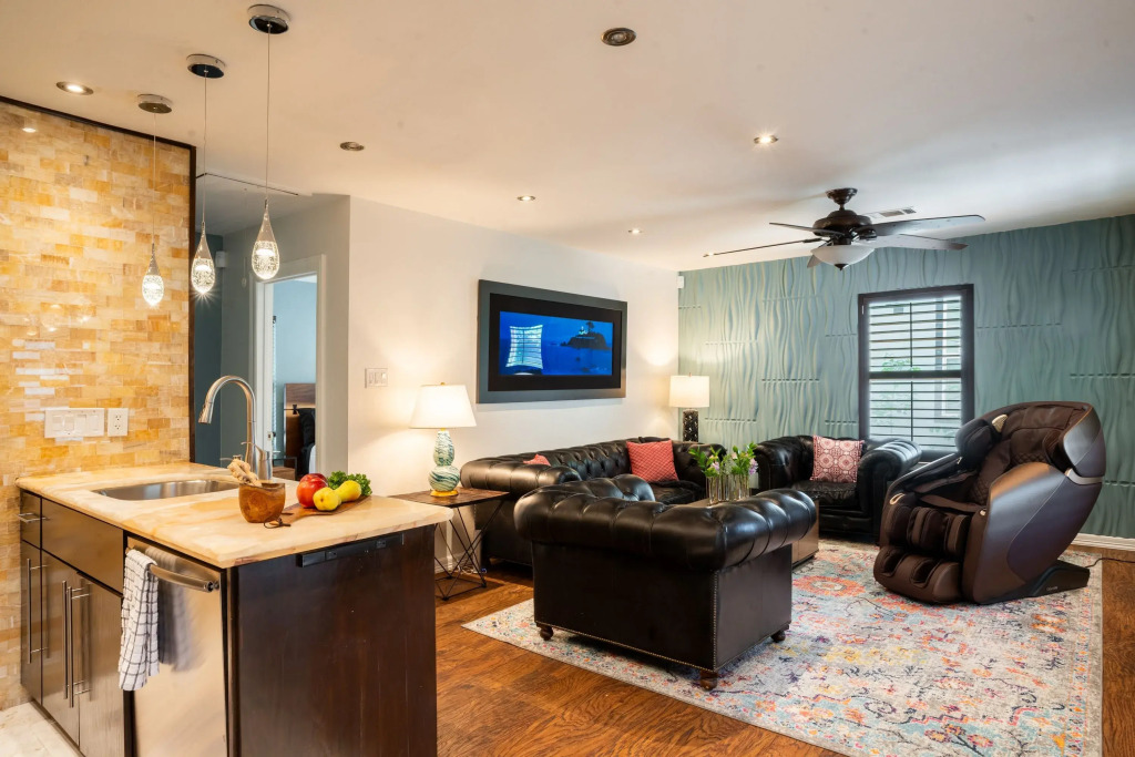Red River by Avantstay Shared Pool + Hot Tub 20 Minutes to Downtown Austin