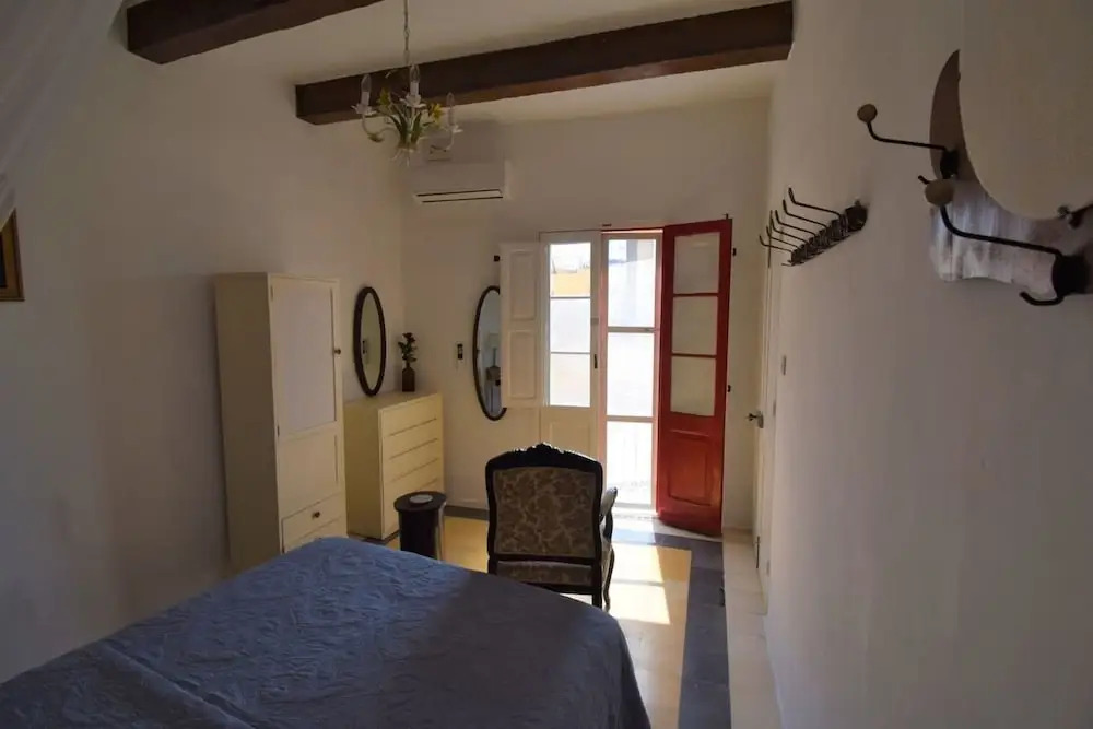 Stylish and characterful townhouse - views, A/C
