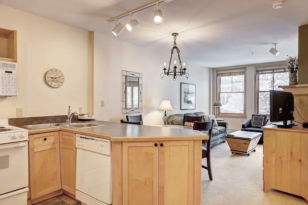 Silver Mill 8200-1br-walk To Slopes! Kids Ski Free! 1 Bedroom Condo by RedAwning