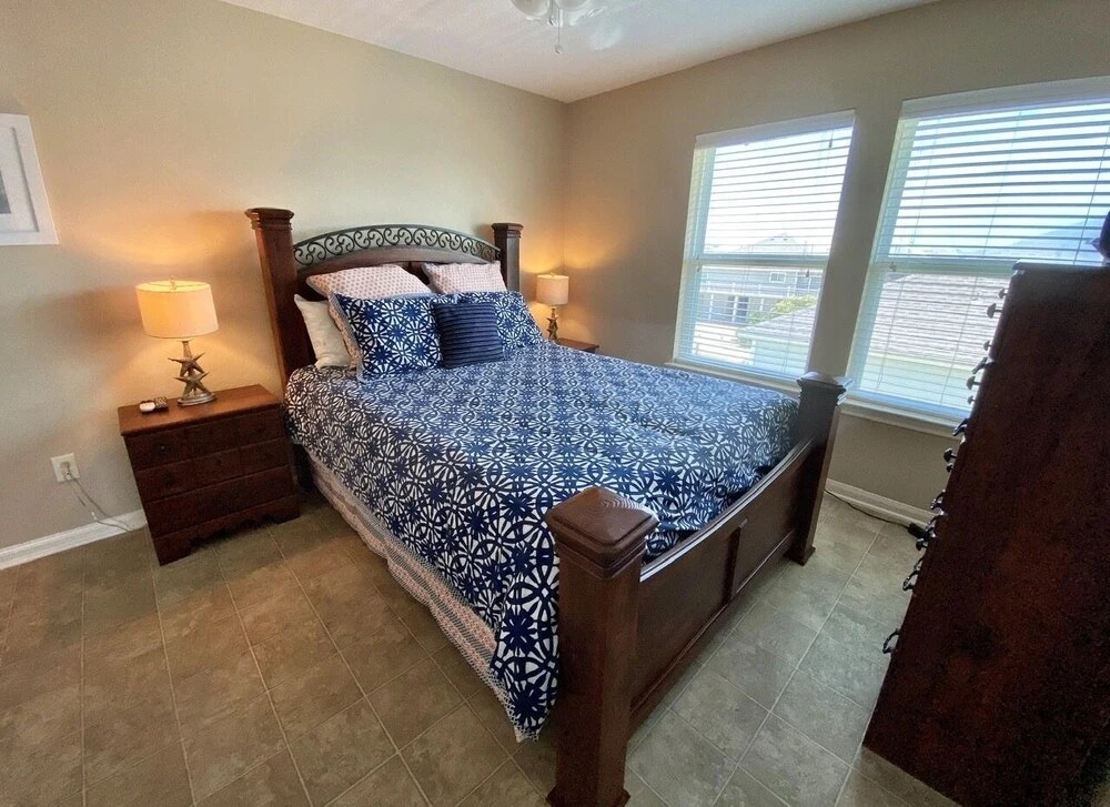 Janie's 4 Bedroom Home by RedAwning
