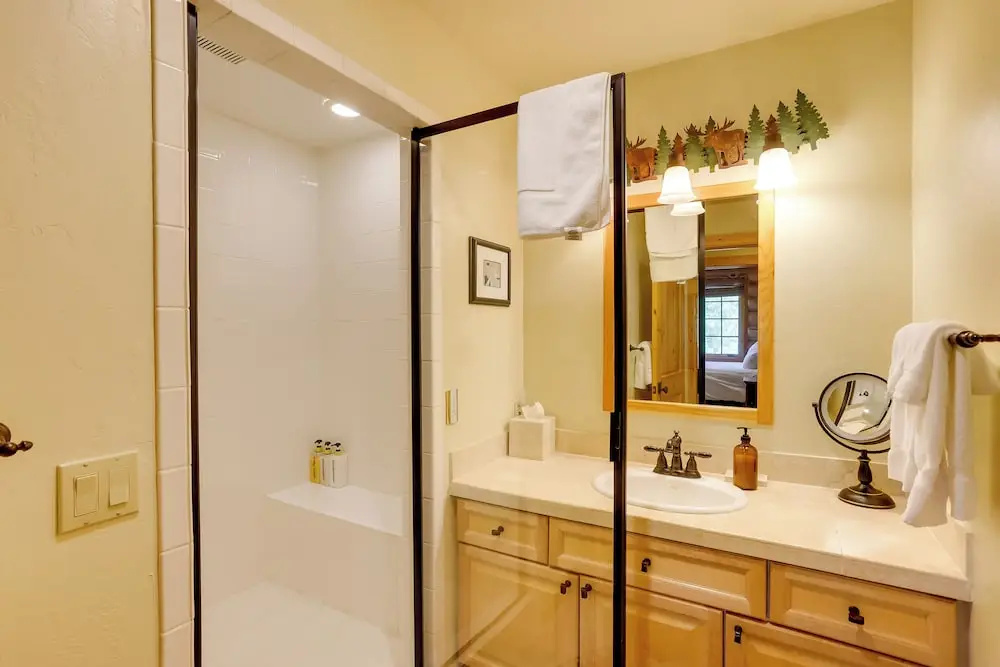 Ski-In/Ski-Out Mountain Village Condo w/ Hot Tub